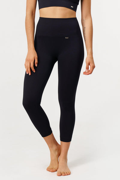 Flow Legging Capri in Schwarz-Long Leggings-Shop Nachhaltige recycelte Yoga Leggings Damenbekleidung On-line Barcelona Believe Athletics Nachhaltige recycelte Yoga-Kleidung