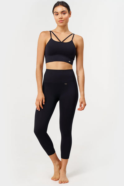 Flow Legging Capri in Schwarz-Long Leggings-Shop Nachhaltige recycelte Yoga Leggings Damenbekleidung On-line Barcelona Believe Athletics Nachhaltige recycelte Yoga-Kleidung