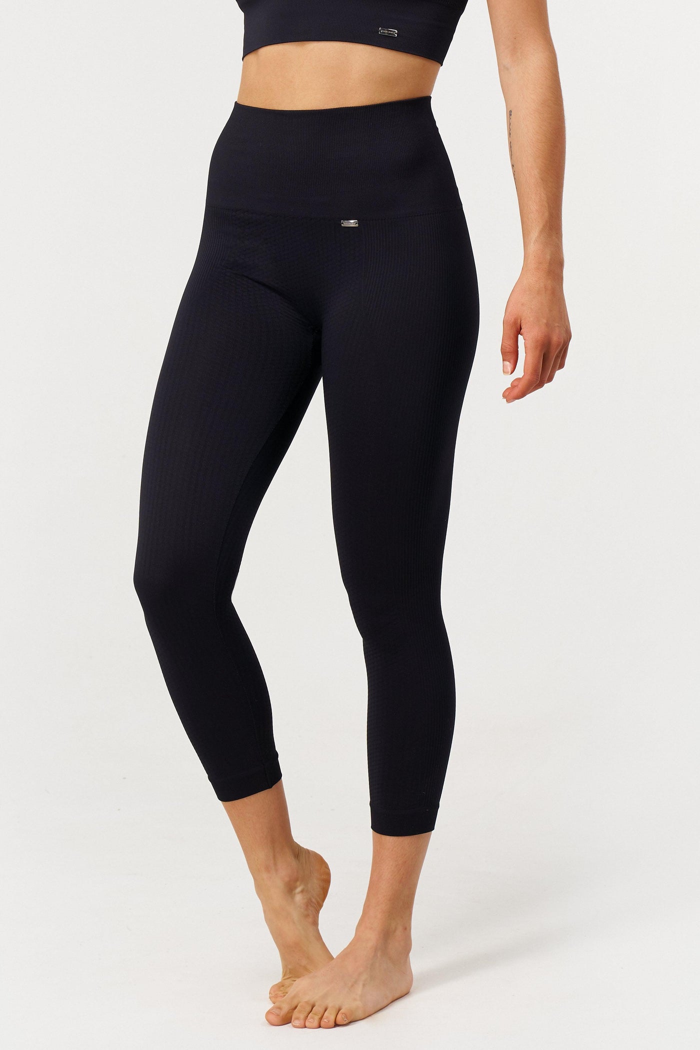 Flow Legging Capri in Schwarz-Long Leggings-Shop Nachhaltige recycelte Yoga Leggings Damenbekleidung On-line Barcelona Believe Athletics Nachhaltige recycelte Yoga-Kleidung