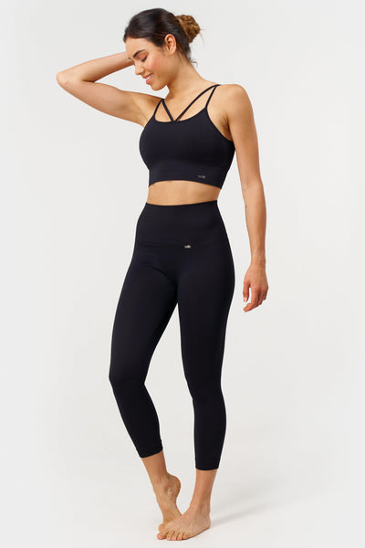 Flow Legging Capri in Schwarz-Long Leggings-Shop Nachhaltige recycelte Yoga Leggings Damenbekleidung On-line Barcelona Believe Athletics Nachhaltige recycelte Yoga-Kleidung