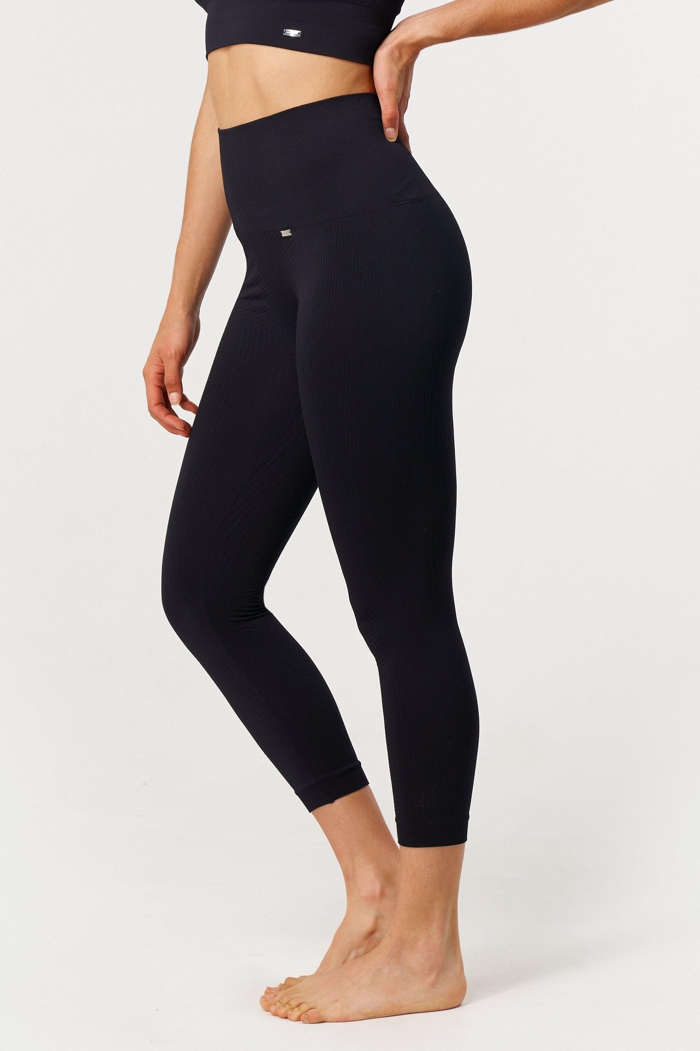 Flow Legging Capri in Schwarz-Long Leggings-Shop Nachhaltige recycelte Yoga Leggings Damenbekleidung On-line Barcelona Believe Athletics Nachhaltige recycelte Yoga-Kleidung