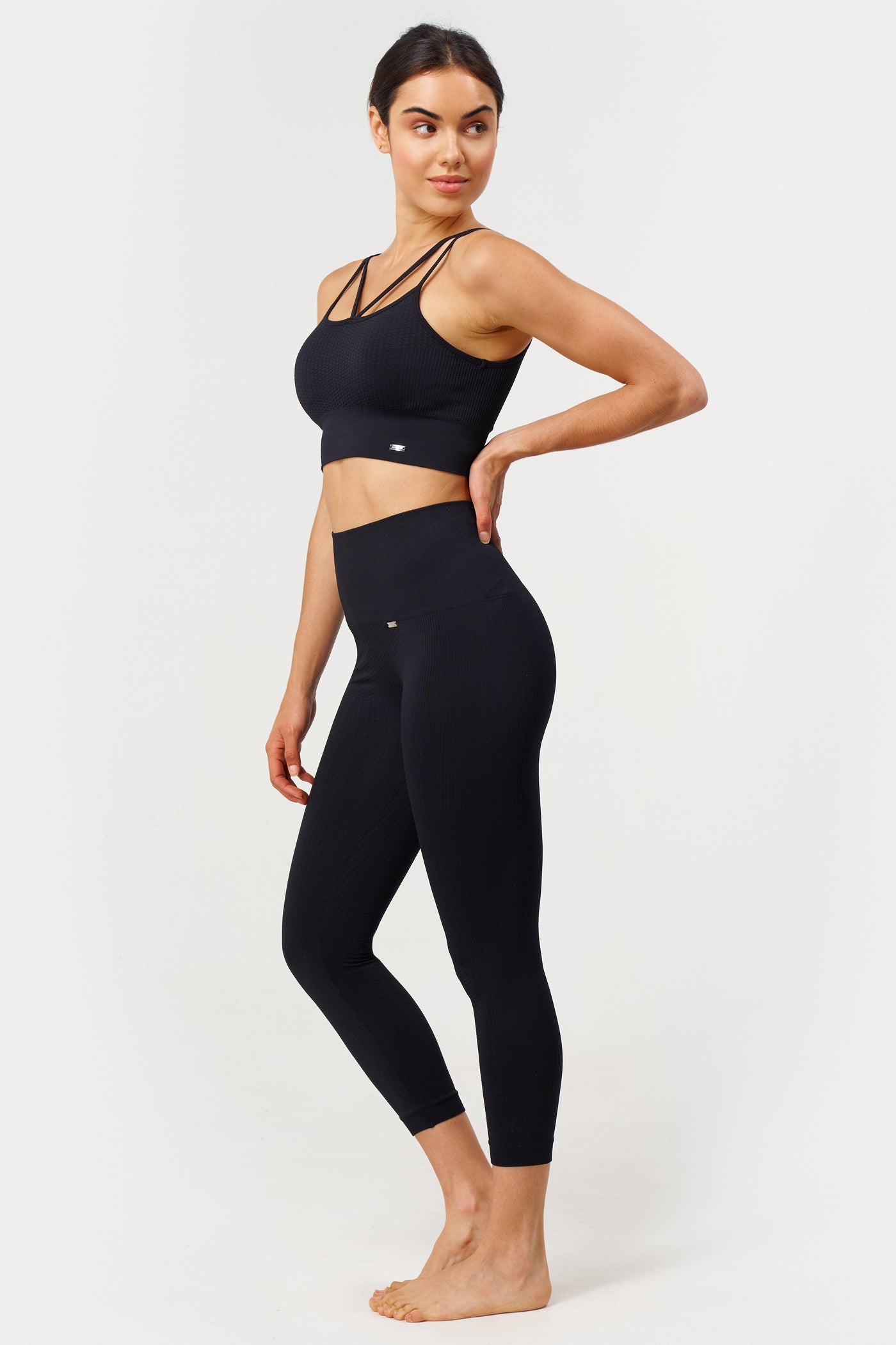 Flow Legging Capri in Schwarz-Long Leggings-Shop Nachhaltige recycelte Yoga Leggings Damenbekleidung On-line Barcelona Believe Athletics Nachhaltige recycelte Yoga-Kleidung