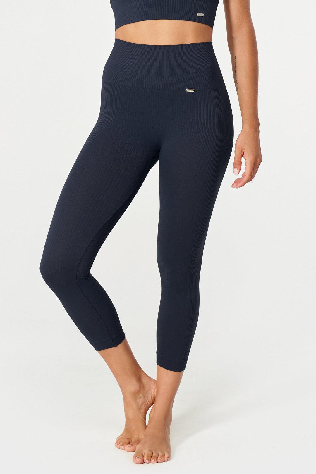 Flow Legging Capri en Navy-Long Leggings-Tienda Ropa Leggings Yoga Sostenibles Reciclados Mujer On-line Barcelona Believe Athletics Sustainable Recycled Yoga Clothes