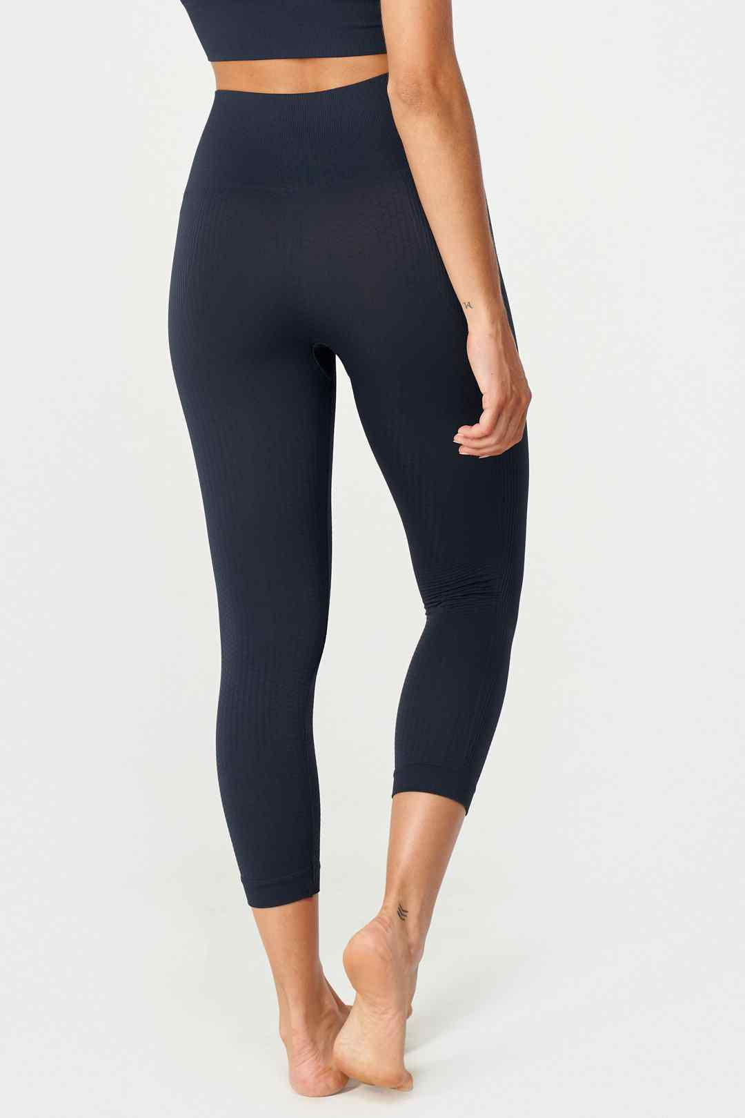 Flow Legging Capri en Navy-Long Leggings-Tienda Ropa Leggings Yoga Sostenibles Reciclados Mujer On-line Barcelona Believe Athletics Sustainable Recycled Yoga Clothes