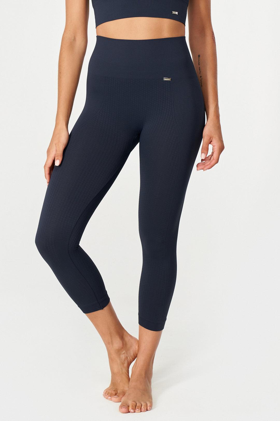 Flow Legging Capri en Navy-Long Leggings-Tienda Ropa Leggings Yoga Sostenibles Reciclados Mujer On-line Barcelona Believe Athletics Sustainable Recycled Yoga Clothes