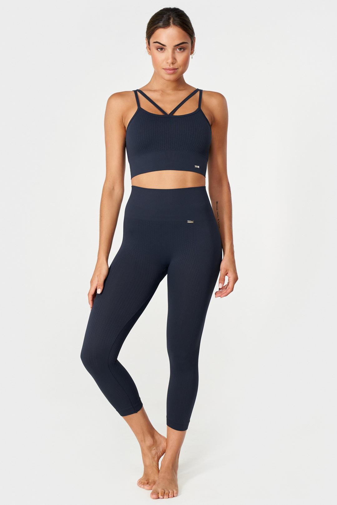 Flow Legging Capri en Navy-Long Leggings-Tienda Ropa Leggings Yoga Sostenibles Reciclados Mujer On-line Barcelona Believe Athletics Sustainable Recycled Yoga Clothes