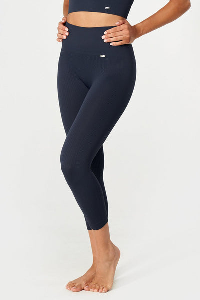 Flow Legging Capri en Navy-Long Leggings-Tienda Ropa Leggings Yoga Sostenibles Reciclados Mujer On-line Barcelona Believe Athletics Sustainable Recycled Yoga Clothes