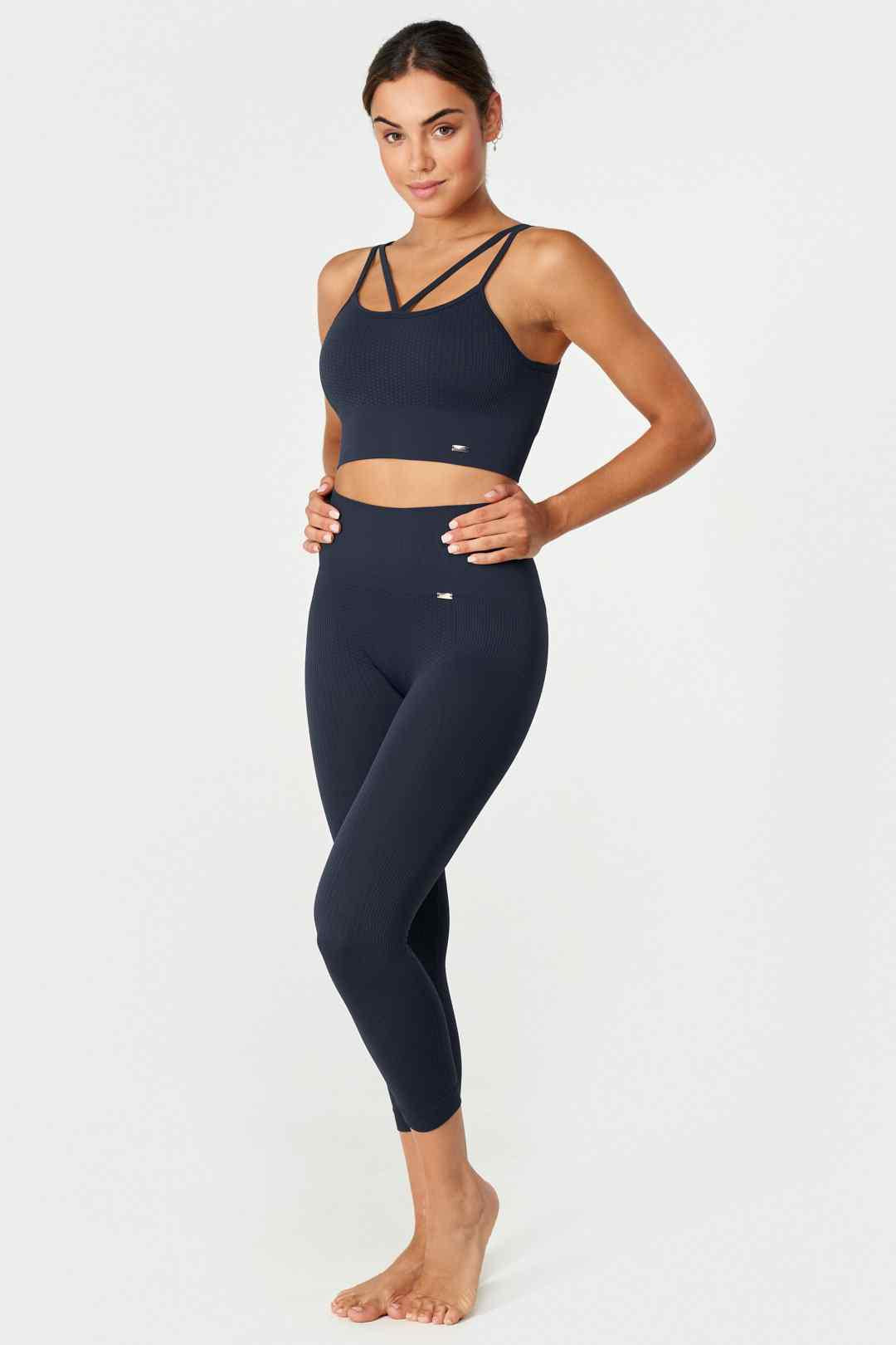 Flow Legging Capri en Navy-Long Leggings-Tienda Ropa Leggings Yoga Sostenibles Reciclados Mujer On-line Barcelona Believe Athletics Sustainable Recycled Yoga Clothes