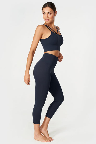 Flow Legging Capri en Navy-Long Leggings-Tienda Ropa Leggings Yoga Sostenibles Reciclados Mujer On-line Barcelona Believe Athletics Sustainable Recycled Yoga Clothes