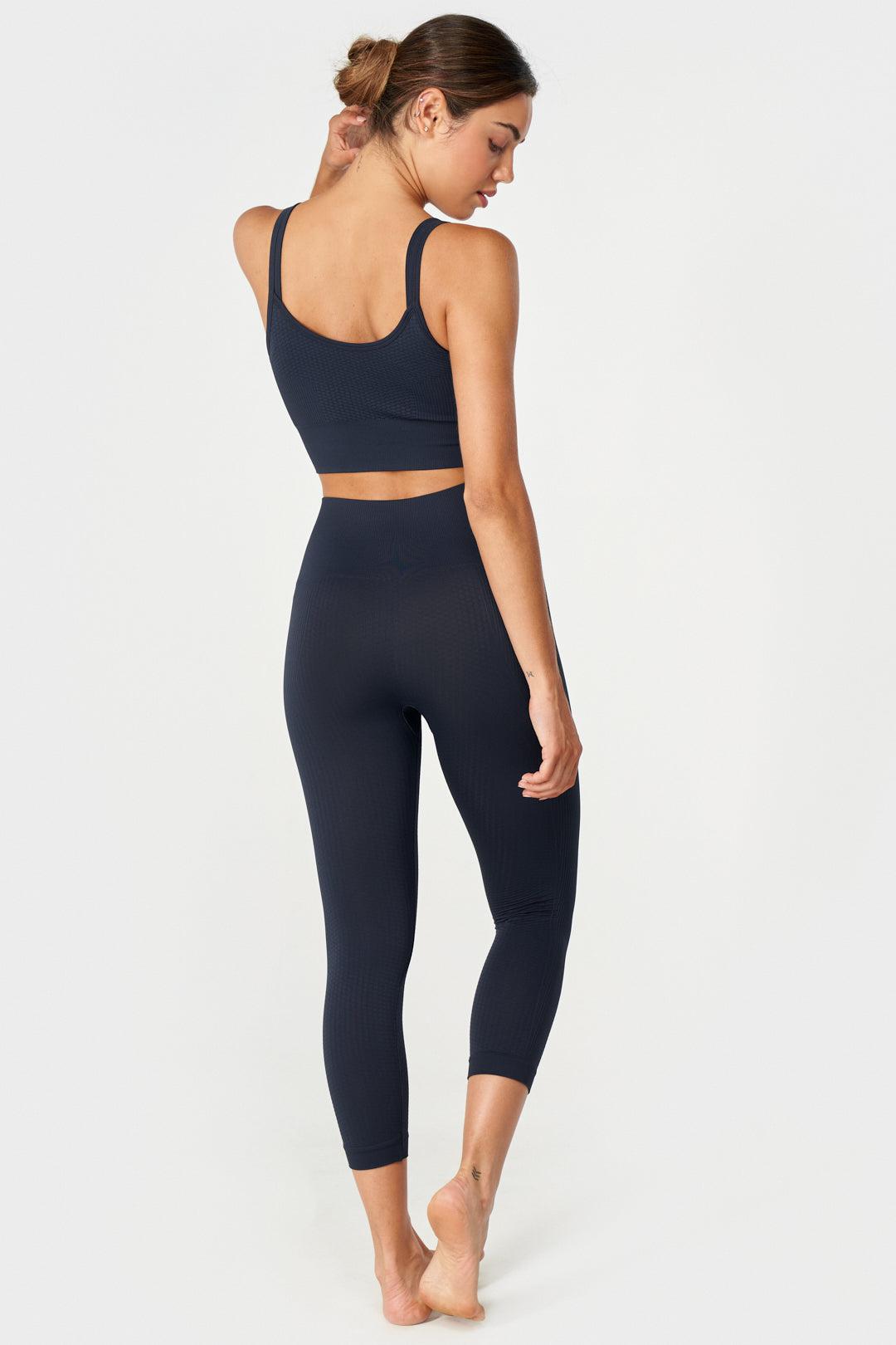 Flow Legging Capri en Navy-Long Leggings-Tienda Ropa Leggings Yoga Sostenibles Reciclados Mujer On-line Barcelona Believe Athletics Sustainable Recycled Yoga Clothes