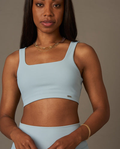 Bel Air Bra en Blue Fog-Bras-Tienda Ropa Leggings Yoga Sostenibles Reciclados Mujer On-line Barcelona Believe Athletics Sustainable Recycled Yoga Clothes