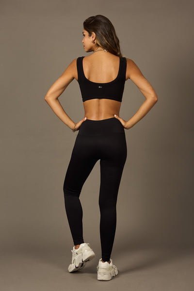 Beyond Leg en Negro-Long Leggings-Tienda Ropa Leggings Yoga Sostenibles Reciclados Mujer On-line Barcelona Believe Athletics Sustainable Recycled Yoga Clothes