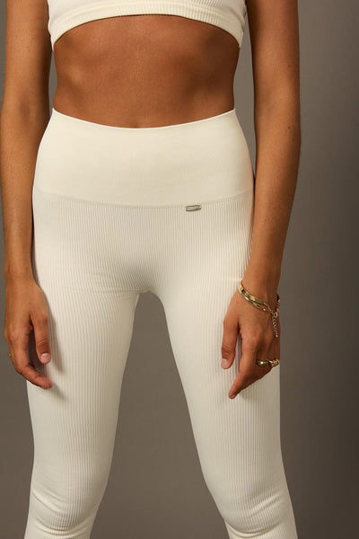 Beyond Legging en Blanco Perla-Long Leggings-Tienda Ropa Leggings Yoga Sostenibles Reciclados Mujer On-line Barcelona Believe Athletics Sustainable Recycled Yoga Clothes