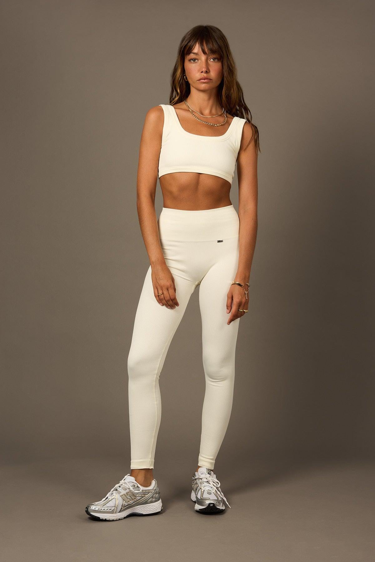 Beyond Legging en Blanco Perla-Long Leggings-Tienda Ropa Leggings Yoga Sostenibles Reciclados Mujer On-line Barcelona Believe Athletics Sustainable Recycled Yoga Clothes