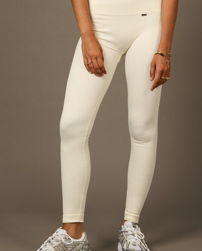 Beyond Legging en Blanco Perla-Long Leggings-Tienda Ropa Leggings Yoga Sostenibles Reciclados Mujer On-line Barcelona Believe Athletics Sustainable Recycled Yoga Clothes