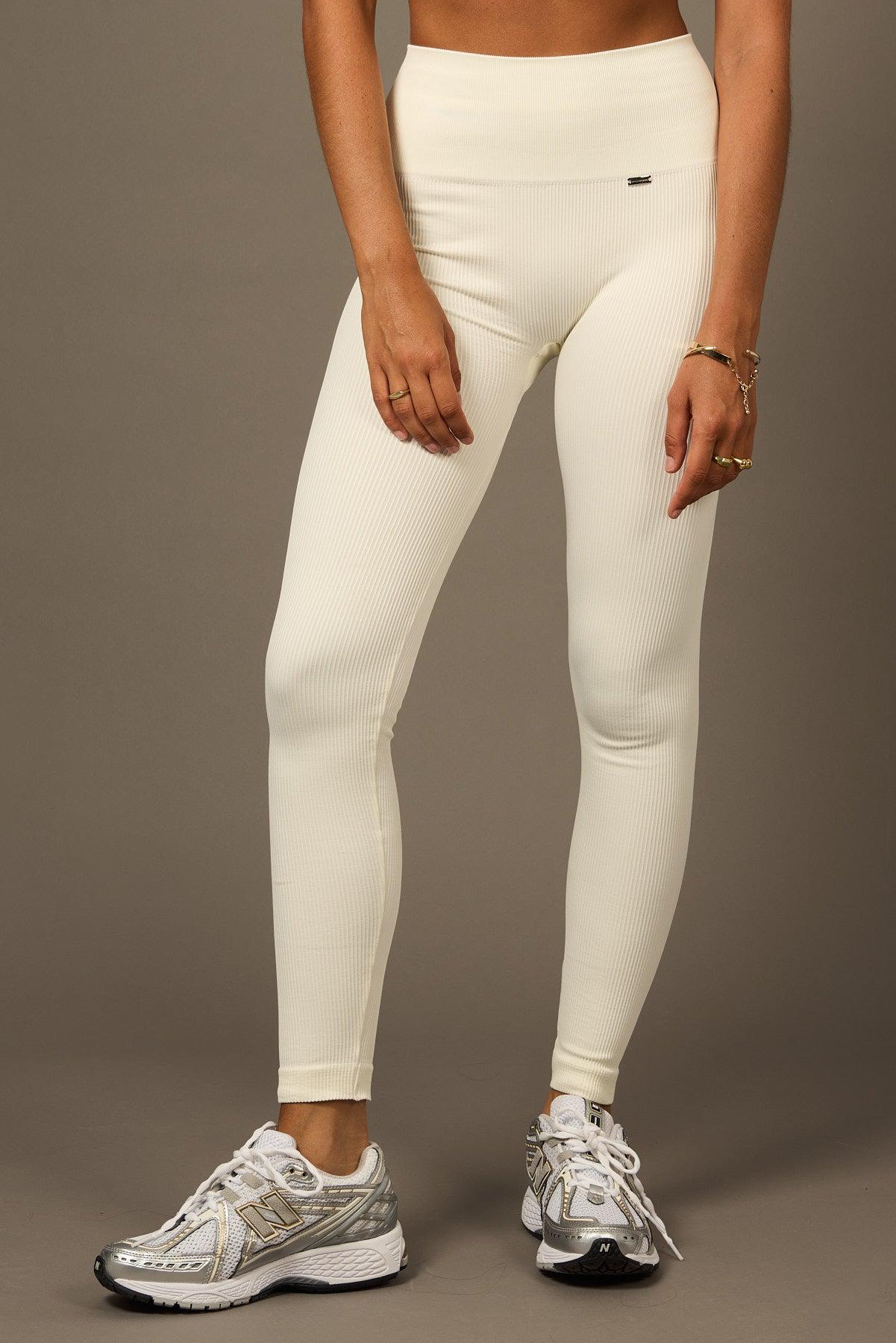 Beyond Legging en Blanco Perla-Long Leggings-Tienda Ropa Leggings Yoga Sostenibles Reciclados Mujer On-line Barcelona Believe Athletics Sustainable Recycled Yoga Clothes