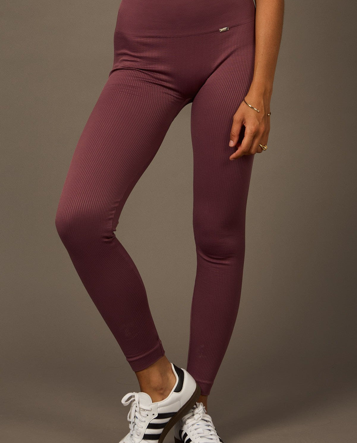 Beyond Legging in Figue-Long Leggings-Tienda Ropa Leggings Yoga Sostenibles Reciclados Mujer On-line Barcelona Believe Athletics Sustainable Recycled Yoga Clothes