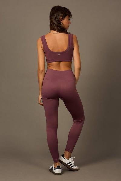 Beyond Legging in Figue-Long Leggings-Tienda Ropa Leggings Yoga Sostenibles Reciclados Mujer On-line Barcelona Believe Athletics Sustainable Recycled Yoga Clothes