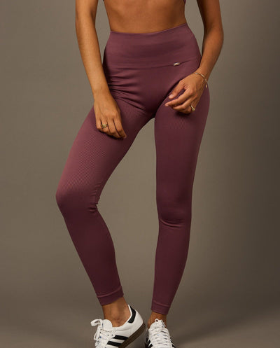 Beyond Legging in Figue-Long Leggings-Tienda Ropa Leggings Yoga Sostenibles Reciclados Mujer On-line Barcelona Believe Athletics Sustainable Recycled Yoga Clothes