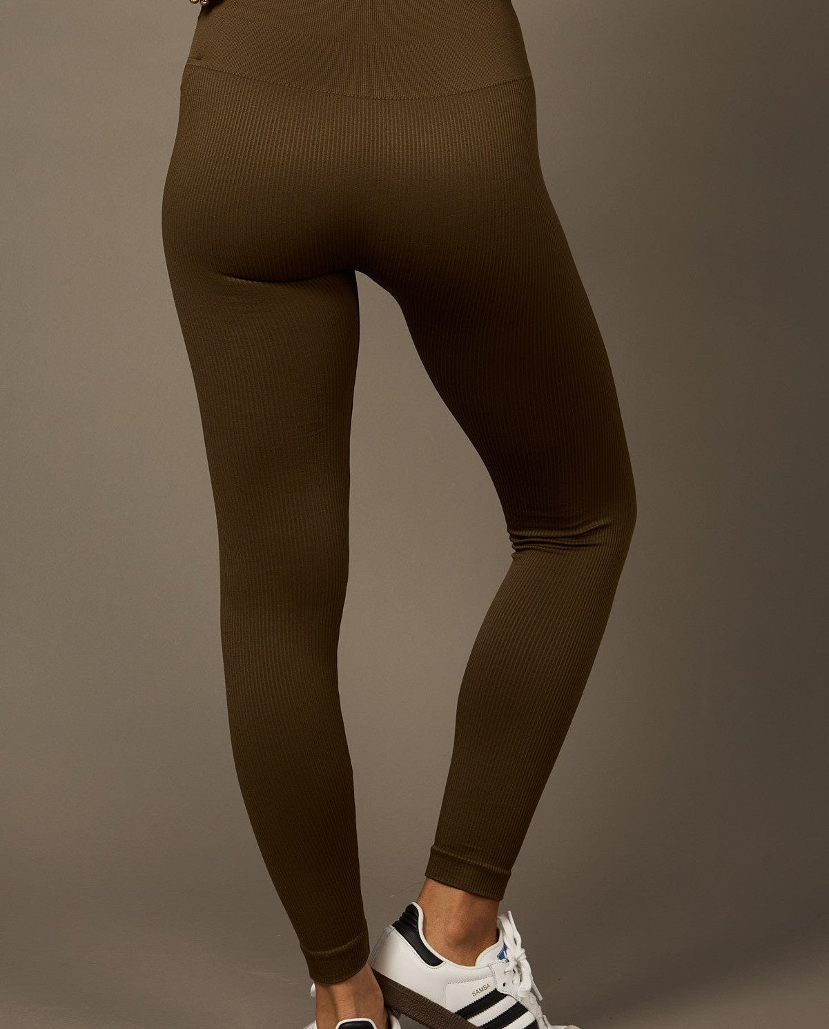 Beyond Legging in Olive-Long Leggings-Tienda Ropa Leggings Yoga Sostenibles Reciclados Mujer On-line Barcelona Believe Athletics Sustainable Recycled Yoga Clothes