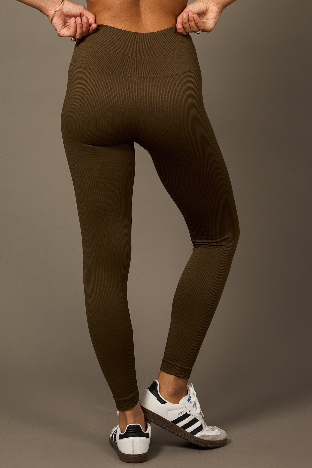 Long  Believe Beyond Legging in Olive- Leggings-Tienda Ropa Leggings Yoga Sostenibles Reciclados Mujer On-line Barcelona Leichtathletik Sustainable Recycled Yoga Clothes