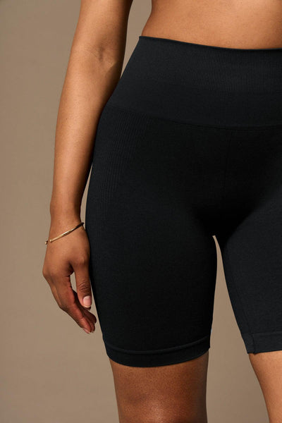 Bliss Biker Push-Up en Negro-Bikers-Tienda Ropa Leggings Yoga Sostenibles Reciclados Mujer On-line Barcelona Believe Athletics Sustainable Recycled Yoga Clothes