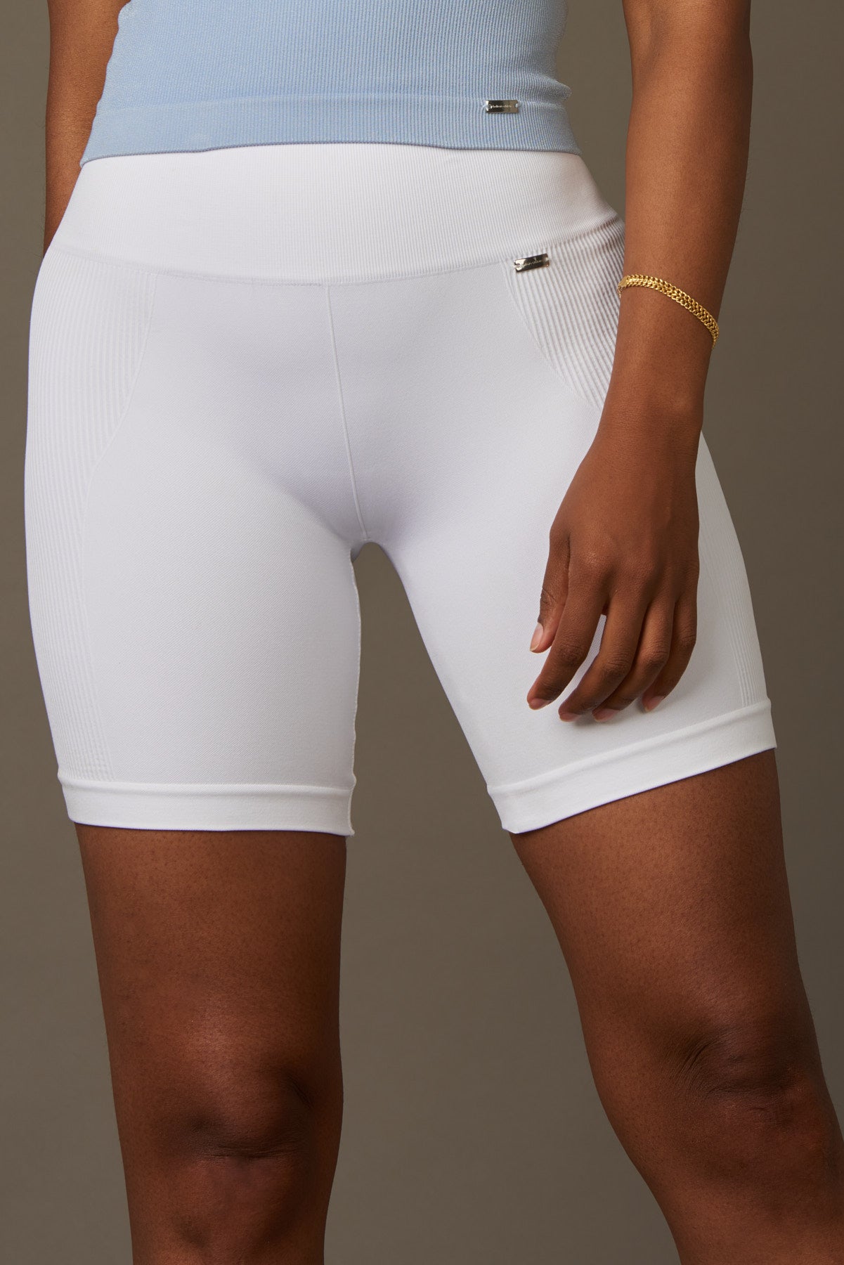 Bliss Biker Push-Up in White-Bikers-Tienda Ropa Leggings Yoga Sostenibles Reciclados Mujer On-line Barcelona Believe Athletics Sustainable Recycled Yoga Clothes
