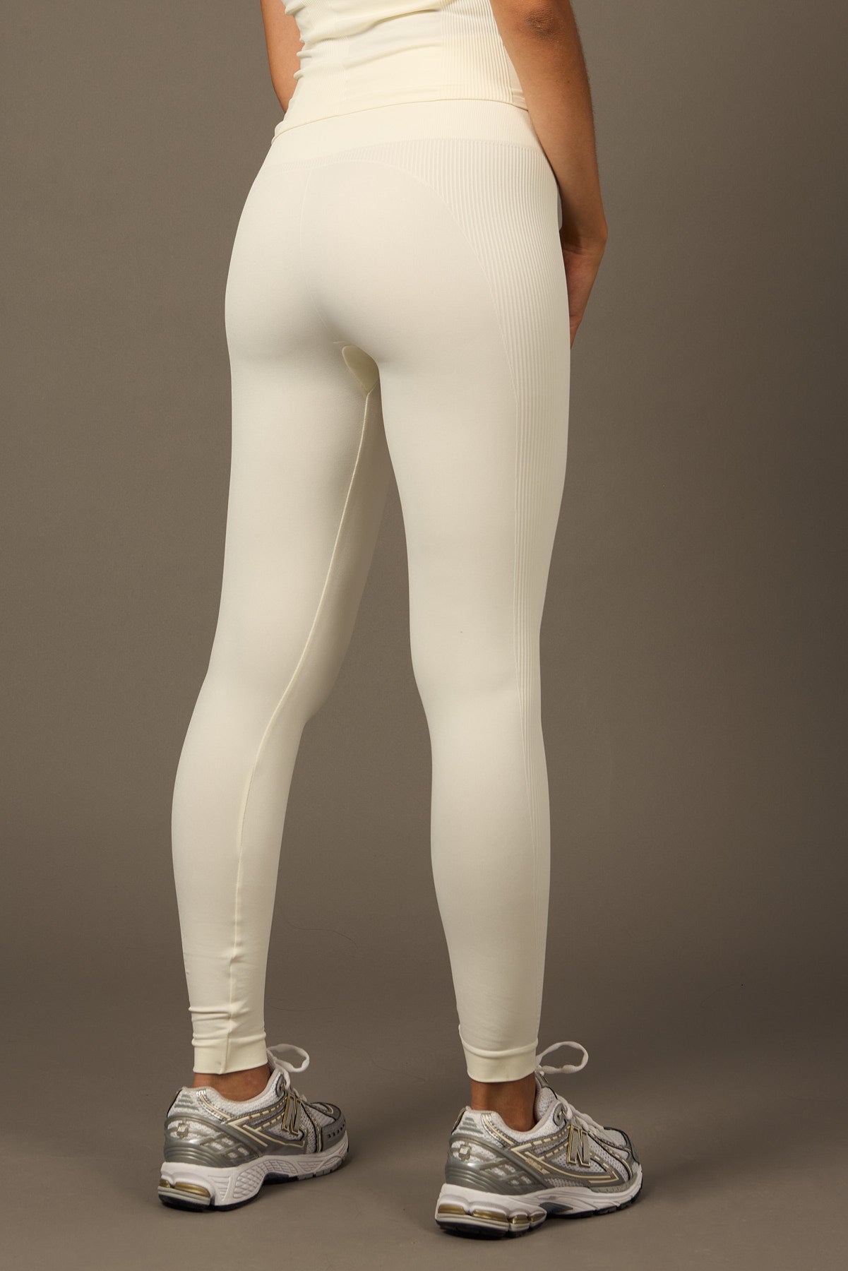 Bliss Leggings in Pearl White-Long Leggings-Shop Nachhaltige recycelte Yoga Leggings Damenbekleidung On-line Barcelona Believe Athletics Nachhaltige recycelte Yoga-Kleidung