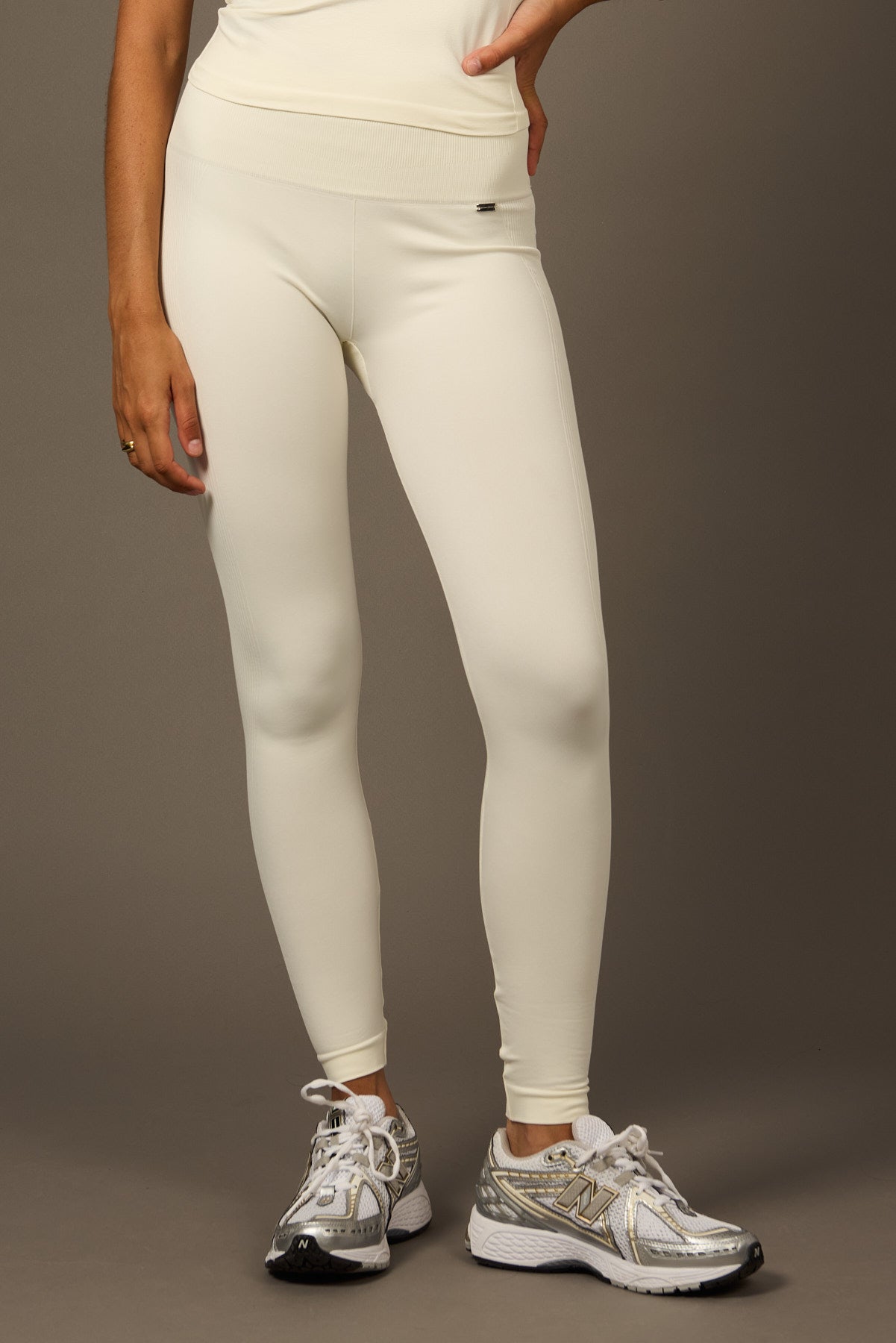 Bliss Legging en Blanco Perla-Long Leggings-Tienda Ropa Leggings Yoga Sostenibles Reciclados Mujer On-line Barcelona Believe Athletics Sustainable Recycled Yoga Clothes