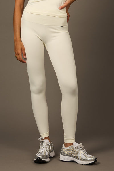 Bliss Leggings in Pearl White-Long Leggings-Shop Nachhaltige recycelte Yoga Leggings Damenbekleidung On-line Barcelona Believe Athletics Nachhaltige recycelte Yoga-Kleidung