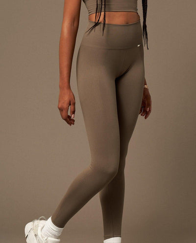 Bliss Legging en Mocha-Long Leggings-Tienda Ropa Leggings Yoga Sostenibles Reciclados Mujer On-line Barcelona Believe Athletics Sustainable Recycled Yoga Clothes