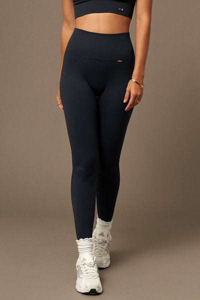 Long  Believe Bliss Legging in Navy- Leggings-Store Kleidung Nachhaltige Recycelte Yoga Leggings Frauen On-line Barcelona Leichtathletik Nachhaltige Recycelte Yoga-Kleidung