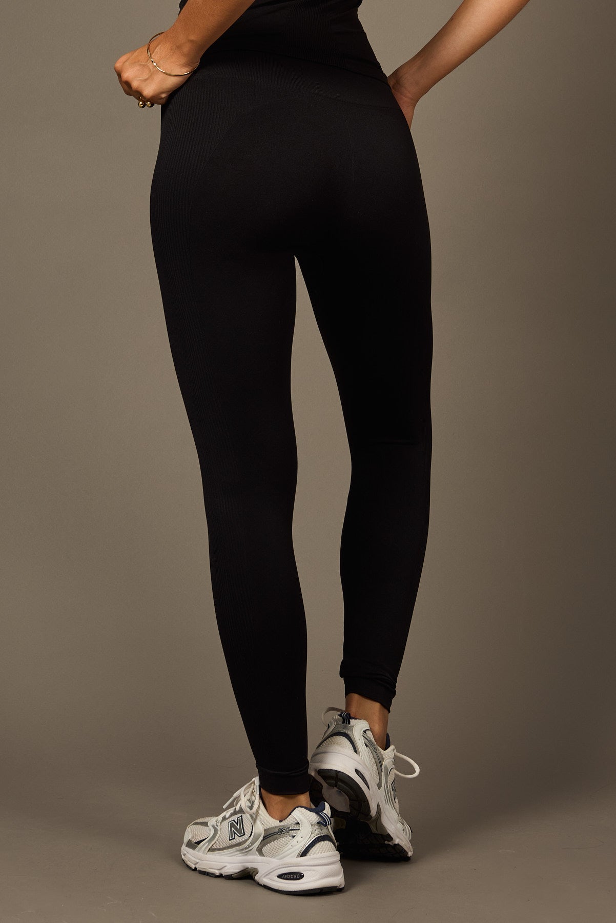 Bliss Legging en Negro-Long Leggings-Tienda Ropa Leggings Yoga Sostenibles Reciclados Mujer On-line Barcelona Believe Athletics Sustainable Recycled Yoga Clothes