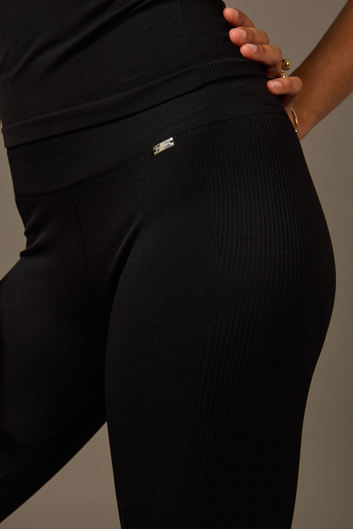 Bliss Legging en Negro-Long Leggings-Tienda Ropa Leggings Yoga Sostenibles Reciclados Mujer On-line Barcelona Believe Athletics Sustainable Recycled Yoga Clothes