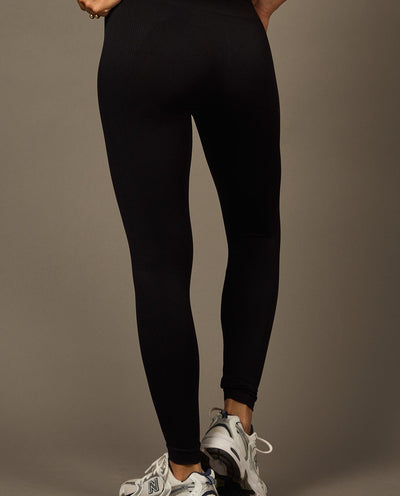 Bliss Legging en Negro-Long Leggings-Tienda Ropa Leggings Yoga Sostenibles Reciclados Mujer On-line Barcelona Believe Athletics Sustainable Recycled Yoga Clothes