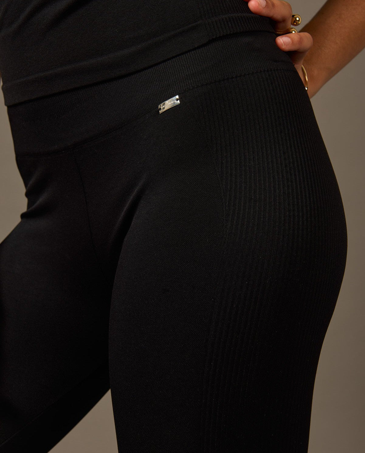 Bliss Legging en Negro-Long Leggings-Tienda Ropa Leggings Yoga Sostenibles Reciclados Mujer On-line Barcelona Believe Athletics Sustainable Recycled Yoga Clothes