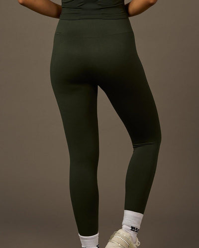 Bliss Legging in Deep Forest Green-Long Leggings-Tienda Ropa Leggings Yoga Sostenibles Reciclados Mujer On-line Barcelona Believe Athletics Sustainable Recycled Yoga Clothes