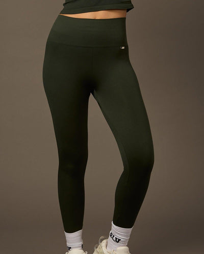 Bliss Legging in Deep Forest Green-Long Leggings-Tienda Ropa Leggings Yoga Sostenibles Reciclados Mujer On-line Barcelona Believe Athletics Sustainable Recycled Yoga Clothes