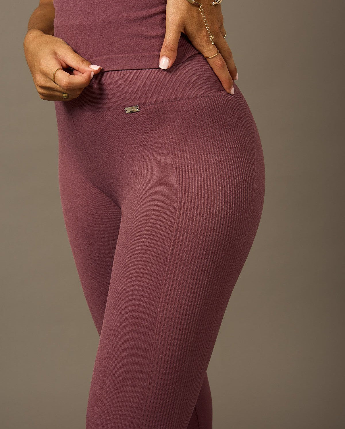 Bliss Legging in Figue-Long Leggings-Tienda Ropa Leggings Yoga Sostenibles Reciclados Mujer On-line Barcelona Believe Athletics Sustainable Recycled Yoga Clothes