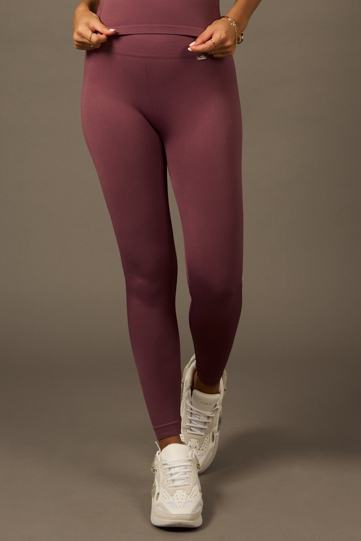 Bliss Legging in Figue-Long Leggings-Tienda Ropa Leggings Yoga Sostenibles Reciclados Mujer On-line Barcelona Believe Athletics Sustainable Recycled Yoga Clothes