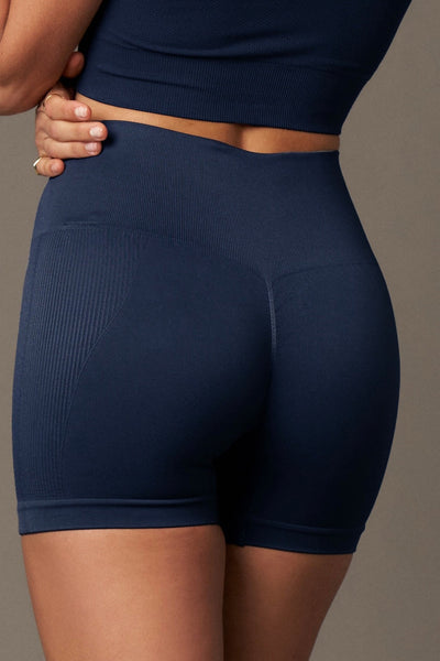 Bliss Short Push-Up en Navy Claro-Shorts-Tienda Ropa Leggings Yoga Sostenibles Reciclados Mujer On-line Barcelona Believe Athletics Sustainable Recycled Yoga Clothes