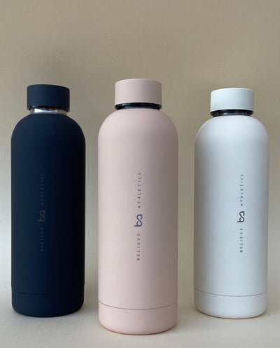 Botella Water Me Happy en Blanco-Accessories-Tienda Ropa Leggings Yoga Sostenibles Reciclados Mujer On-line Barcelona Believe Athletics Sustainable Recycled Yoga Clothes