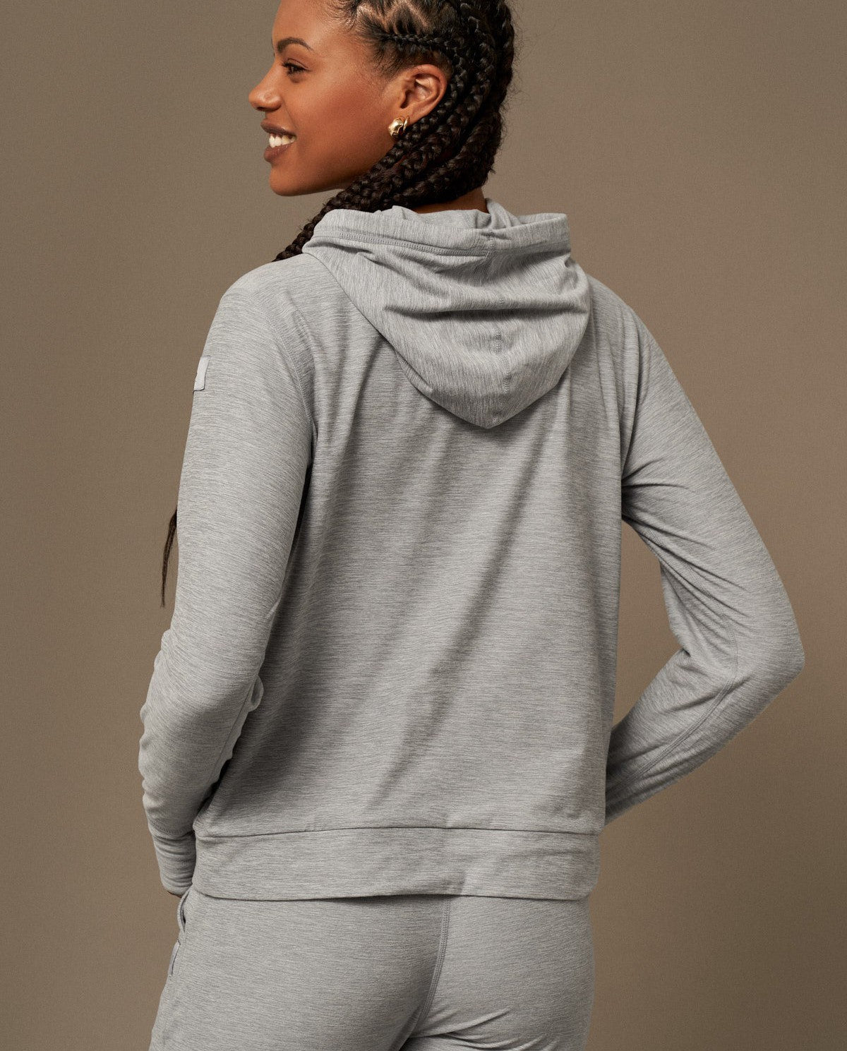 Breeze Hoodie en Gris Melange-Sweatshirts-Tienda Ropa Leggings Yoga Sostenibles Reciclados Mujer On-line Barcelona Believe Athletics Sustainable Recycled Yoga Clothes