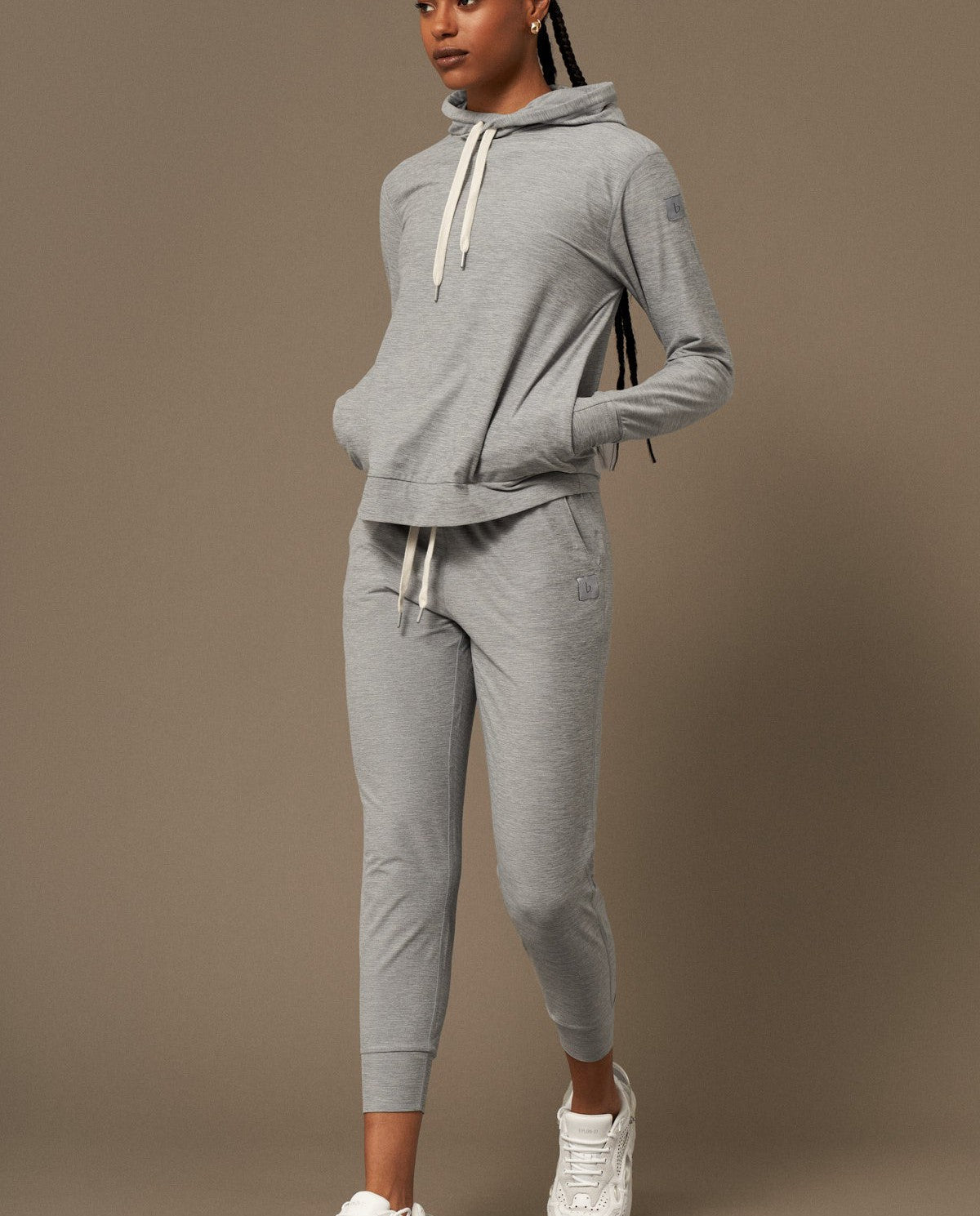 Breeze Hoodie en Gris Melange-Sweatshirts-Tienda Ropa Leggings Yoga Sostenibles Reciclados Mujer On-line Barcelona Believe Athletics Sustainable Recycled Yoga Clothes