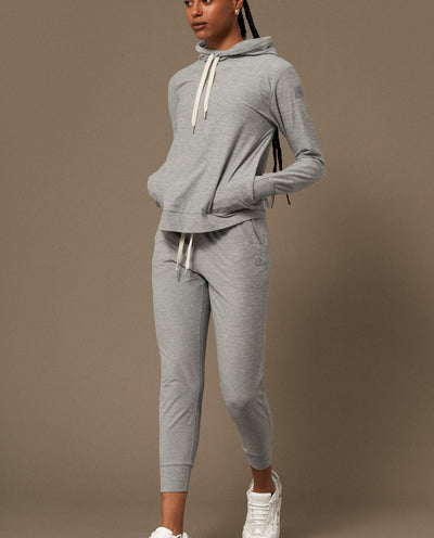 Breeze Hoodie in Grey Melange-Sweatshirts-Shop Leggings de Yoga Recyclé Durable Vêtements Femme On-line Barcelona Believe Athletics Vêtements de Yoga Recyclé Durable