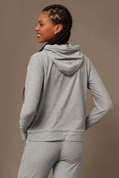 Breeze Hoodie in Grau Melange-Sweatshirts-Shop Nachhaltige Recycled Yoga Leggings Damenbekleidung On-line Barcelona Believe Athletics Nachhaltige Recycled Yoga Kleidung