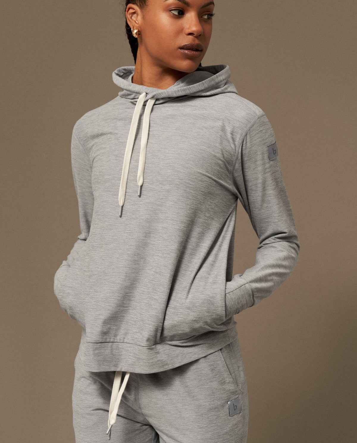 Breeze Hoodie en Gris Melange-Sweatshirts-Tienda Ropa Leggings Yoga Sostenibles Reciclados Mujer On-line Barcelona Believe Athletics Sustainable Recycled Yoga Clothes