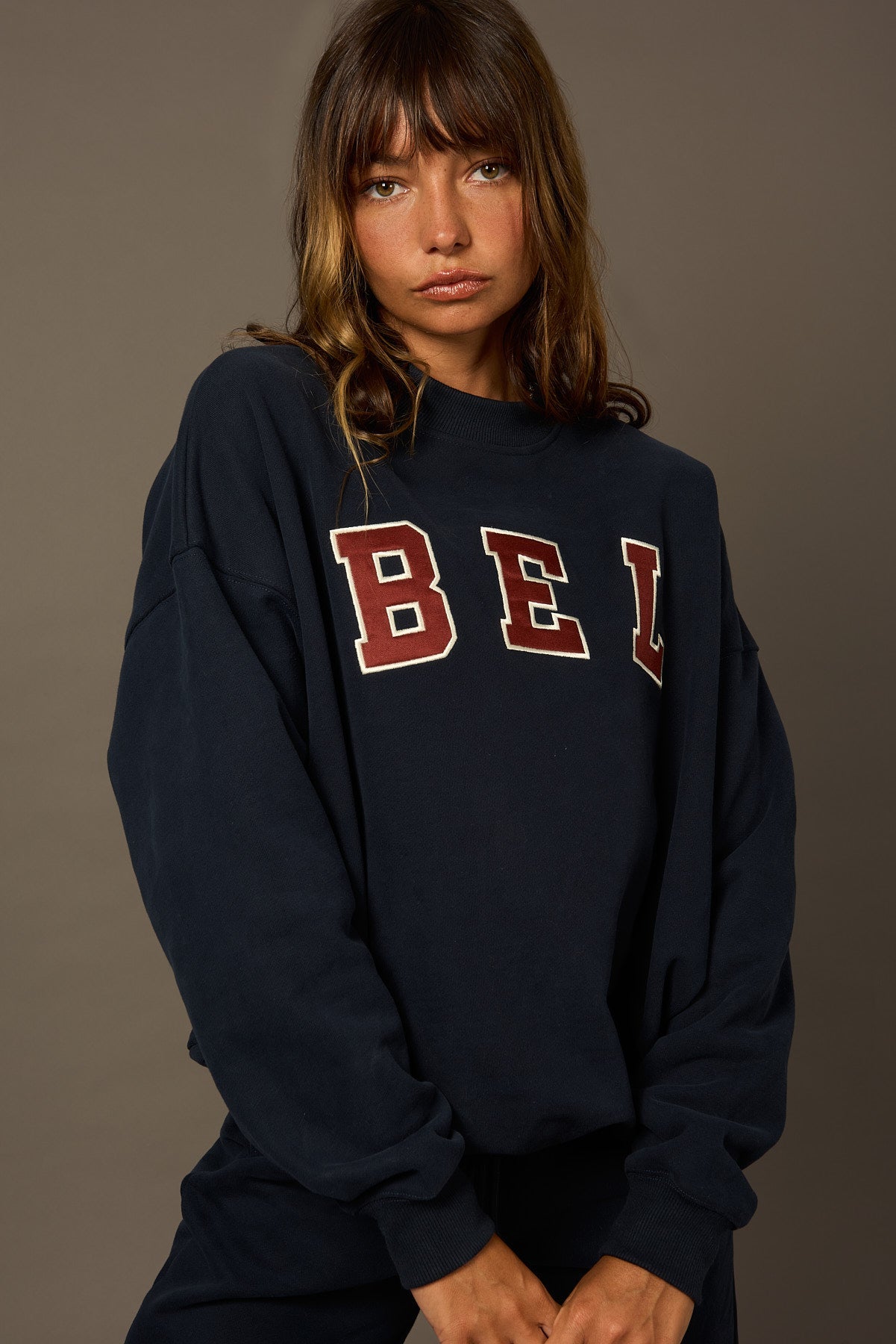 Believe COMING SOON Varsity Hoodie Navy-Sweatshirts-Shop Nachhaltige recycelte Yoga-Leggings Damenbekleidung On-line Barcelona Athletics Nachhaltige recycelte Yoga-Kleidung