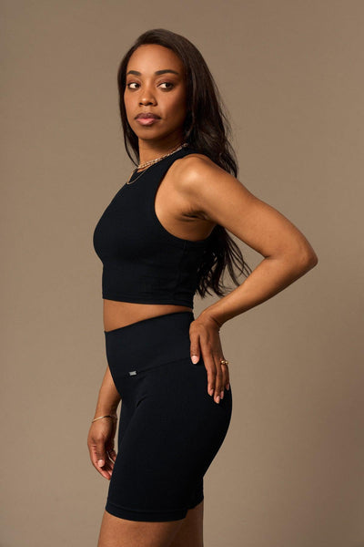 Crescent Tank Top in Schwarz-T-Shirts-Shop Kleidung Nachhaltige Recycelte Yoga Leggings Frauen-Online Barcelona Believe Athletics Nachhaltige Recycelte Yoga-Kleidung