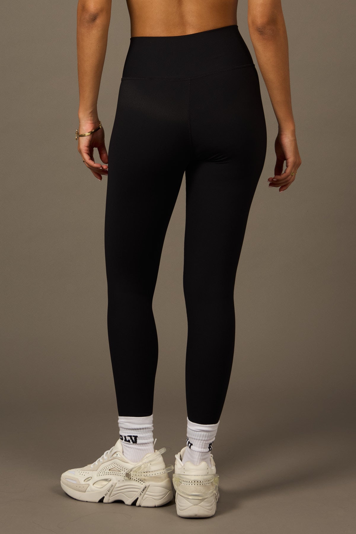 Long  Believe Crossed Daily Legging in Schwarz- Leggings-Shop Nachhaltige Recycelte Yoga Leggings Damenbekleidung On-line Barcelona Athletics Nachhaltige Recycelte Yoga-Kleidung